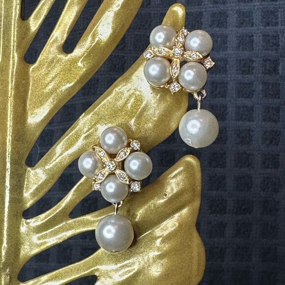 Elegant Vintage Gold and Pearl Drop Clip on Earrings - Picture 2 of 5